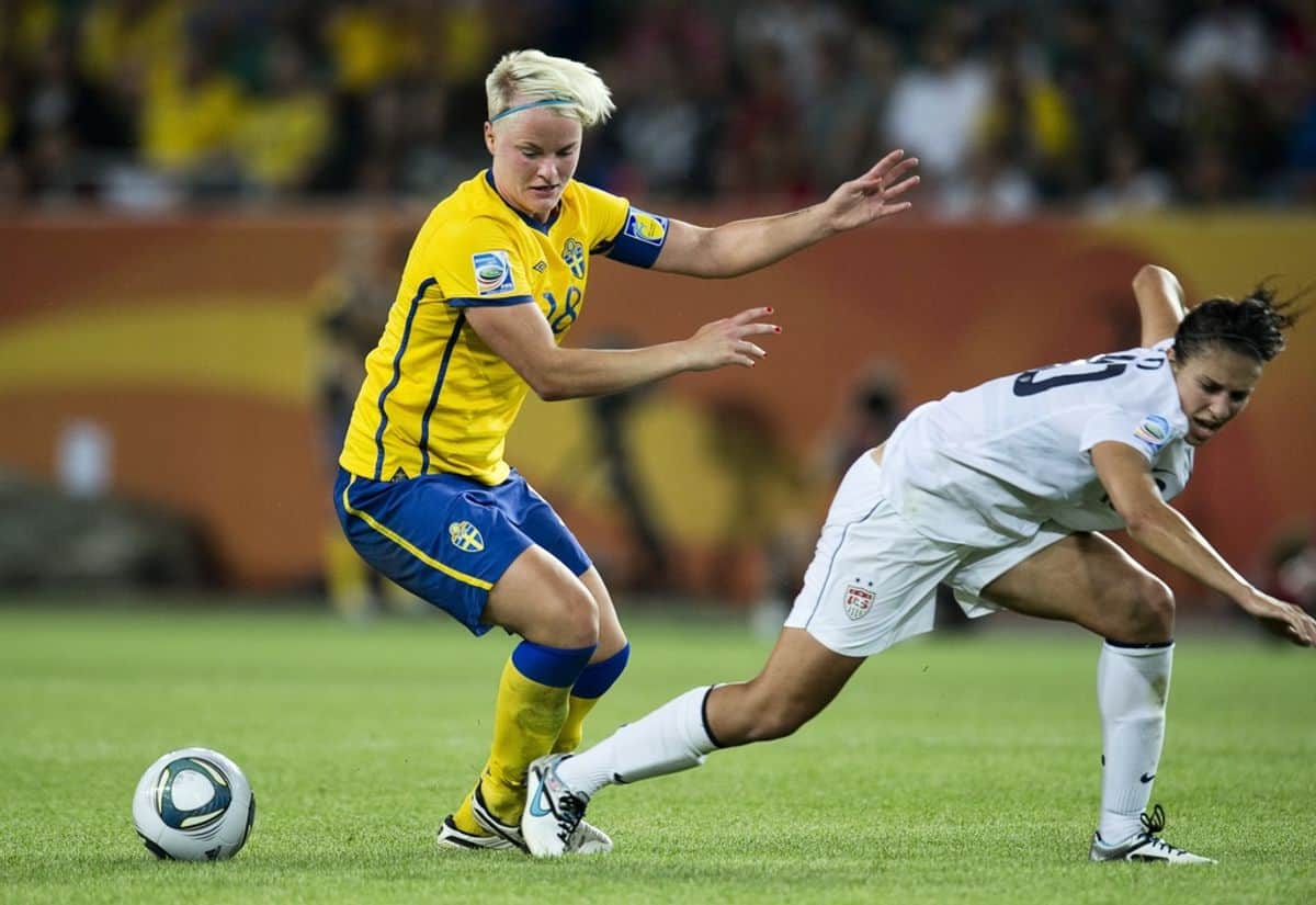 نيلا فيشر اللاعبة السابقة في منتخب السويد اعتبرت إجبار اللاعبات على خلع ملابسهن الداخلية لإثبات أنهن نساء مهيناً