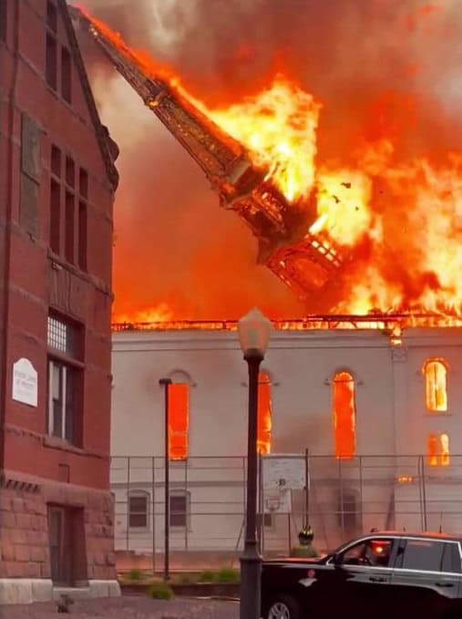 صاعقة تضرب كنسية داعمة للشذوذ الجنسي في أمريكا