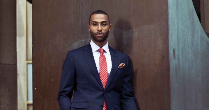 يساعد الأزرق الداكن في إخفاء أي علامات تعرق