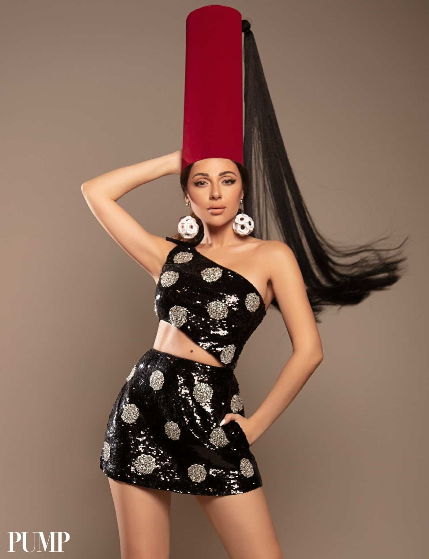 ميريام فارس الثوب القصير بالأسود والفضيّ وطربوش أحمر