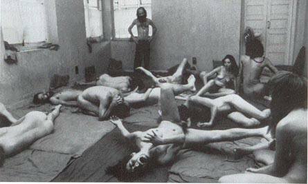 اوشو يعد عراة من اتباعه من أجل ما يطلقون عليه الجنس الجماعي الوحشي، يقول صلاح الراشد بأنه :اخطر وأقوى وأعلم شخصية عرفتها القرون العشر الماضية.