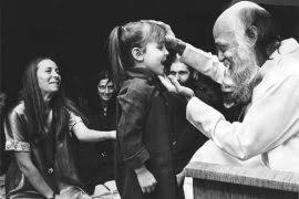 اوشو يقوم بطقس إيصال الطاقة لطفلة.. حتى الأطفال اكتووا بنيران خطاياهم.