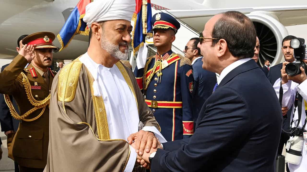 الرئيس المصري عبد الفتاح السيسي يصافح السلطان العماني هيثم بن طارق في القاهرة يوم 21 مايو.