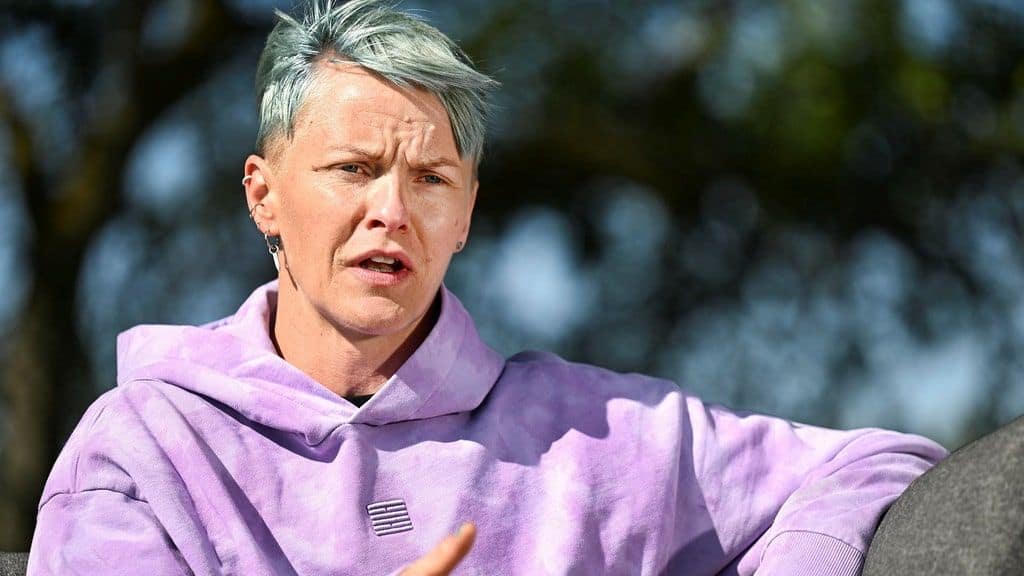 نيلا فيشر تحدثت عن إجبار لاعبات المنتخب السويدي على خلع ملابسهن الداخلية لإثبات أنهن نساء