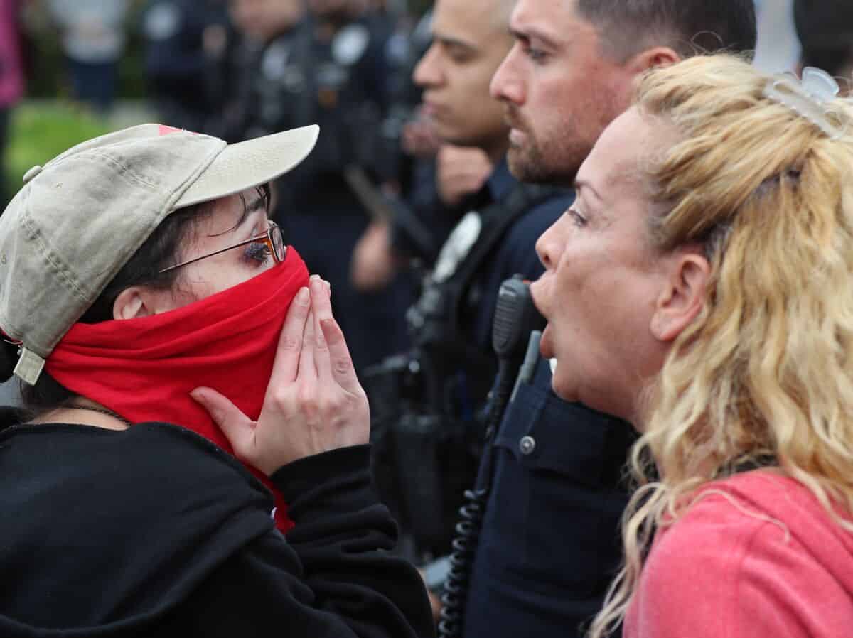 حدثت صدامات ومواجهات بين واجه المتظاهرين المؤيدين والمعارضين للمثليين 