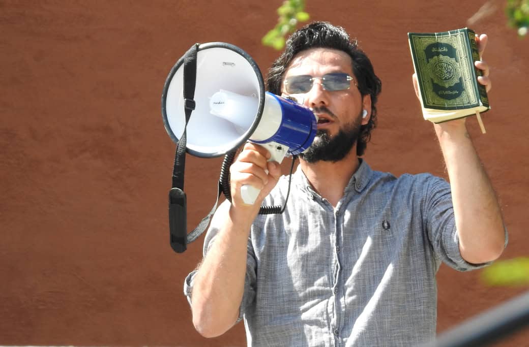 الملحد العراقي سلوان موميكا يحرق القرآن الكريم أمام مسجد في ستوكهولم