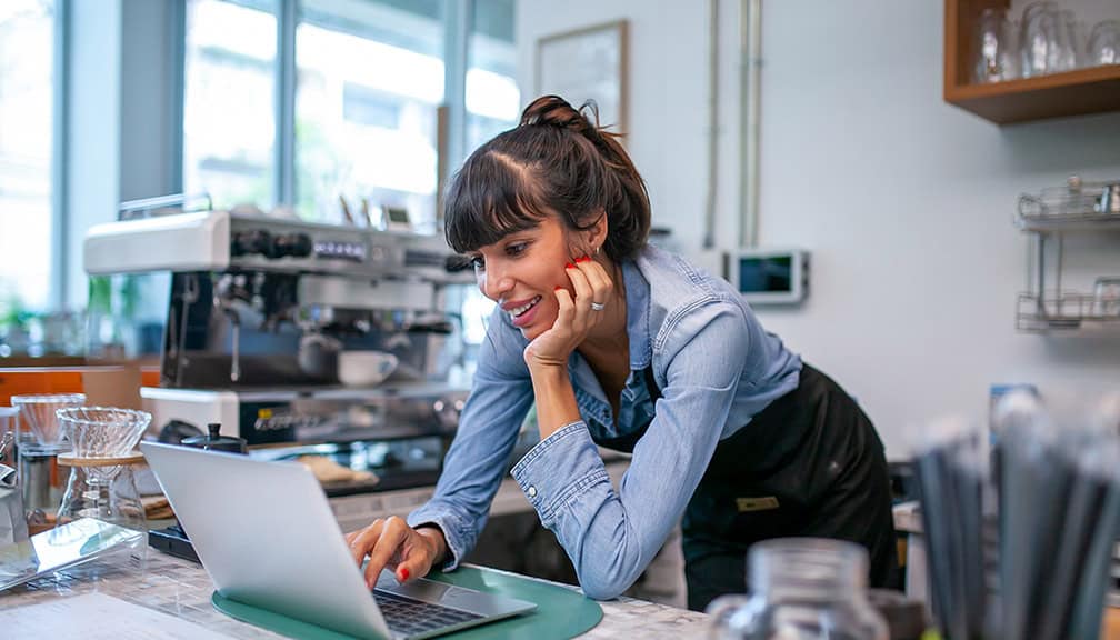 سواء كنت ترغب في التمويل الذاتي أو البحث عن مستثمرين محتملين، يجب عليك إنشاء خطة عمل شاملة