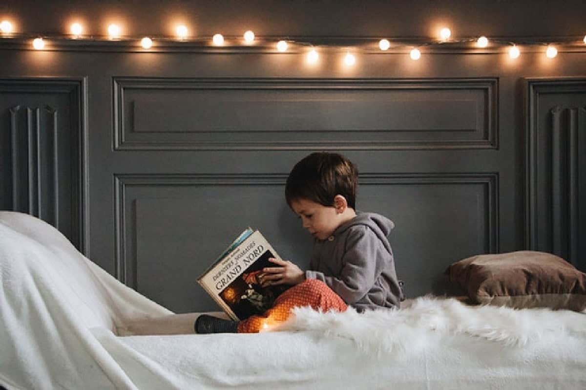 القراءة هي مهارة تعليمية يتم اكتسابها وتطويرها من خلال التعلم الصريح بمرور الوقت