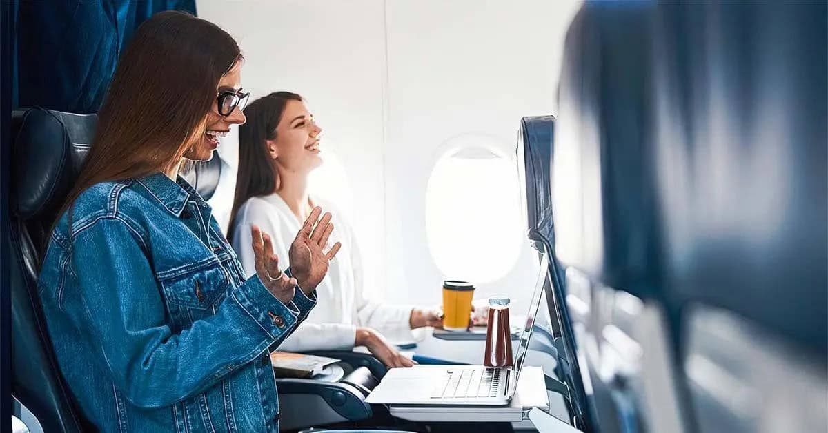 لماذا يُصفّق بعض الركاب عندما تهبط الطائرة؟ التصفيق على متن الطائرة بعد هبوطها