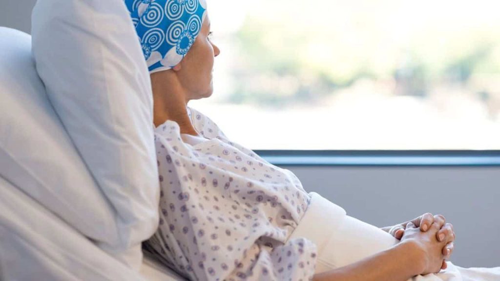 أم تقص شعر ابنتها عقابًا لها بعد تهكمها على مريضة سرطان بلا شعر وسط جدل واسع السرطان