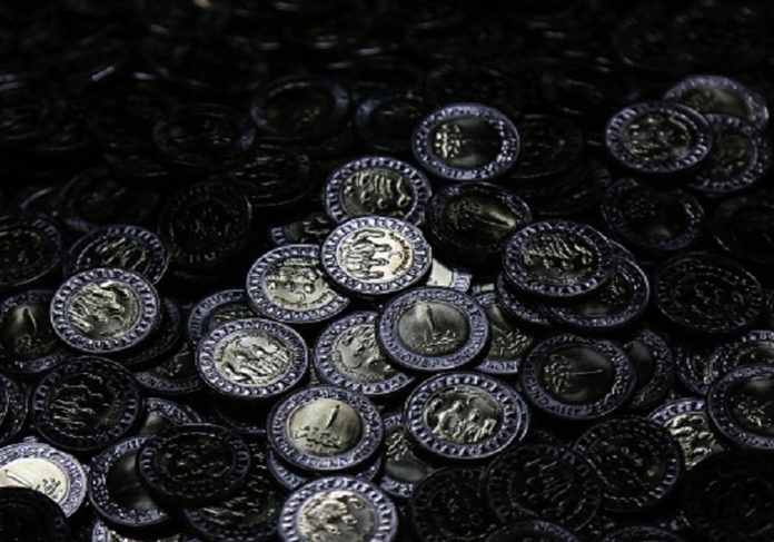 العثور على مليون جنيه فكة في منزل متسولة مصرية 