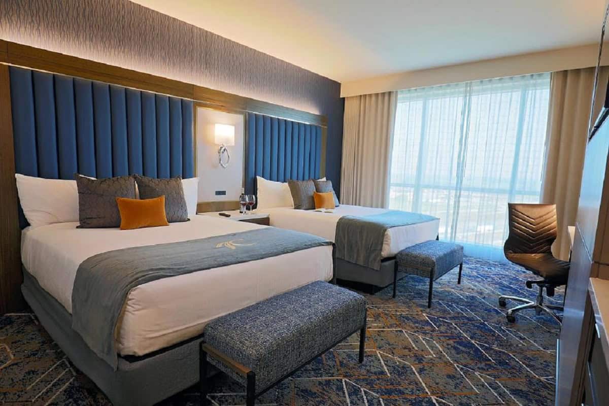 يُنصح بأن تطلب غرفة بسريرين عندما تذهب إلى فندق؟