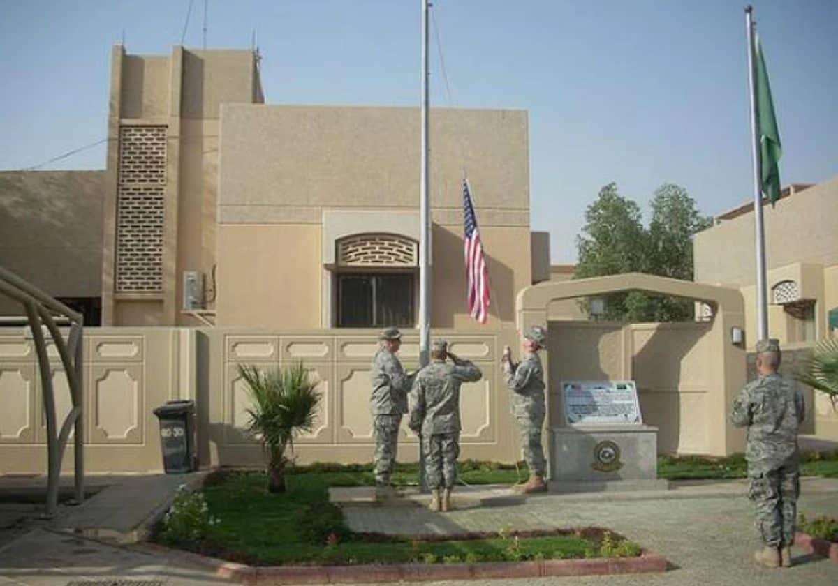 فيديو مقتل مهاجم القنصلية الأمريكية في جدة أول أيام العيد يغزو مواقع التواصل ويثير الجدل! (شاهد) فيديو مقتل مهاجم القنصلية الأمريكية في جدة أول أيام العيد يغزو مواقع التواصل ويثير الجدل! (شاهد)