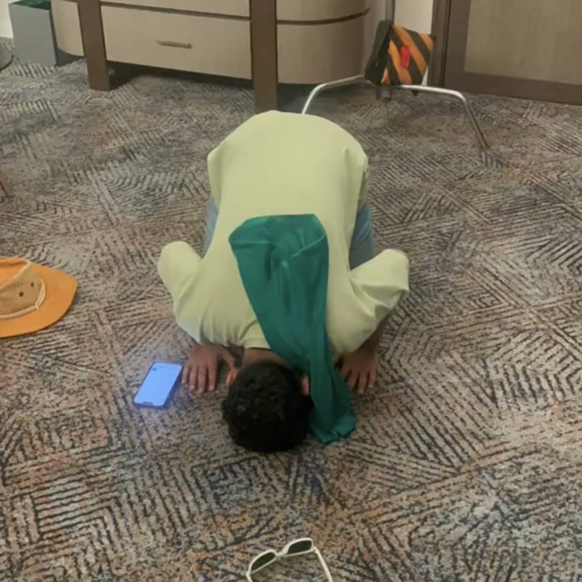 المشجع السعودي ساجداً فرحاً للقائه ميسي