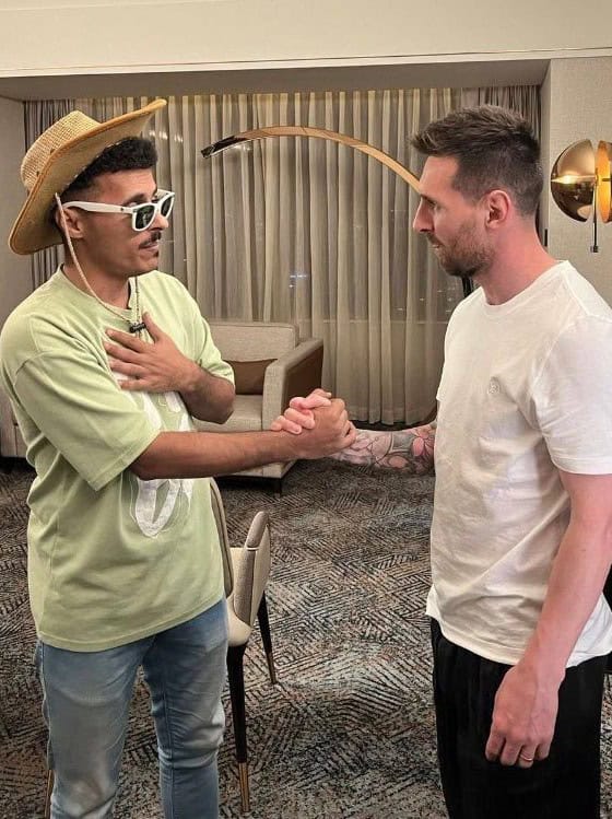 المشجع السعودي عبد الله العيادة مع ليونيل ميسي