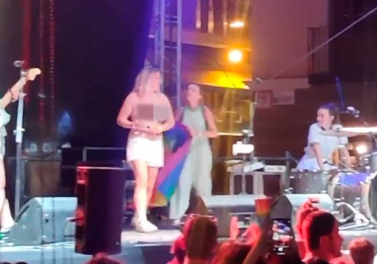 مطربة تكشف ثدييها للجمهور فتم فتح تحقيق مع شرطي اعترض على تصرفها المخل (شاهد) مطربة تكشف ثدييها للجمهور فتم فتح تحقيق مع شرطي اعترض على تصرفها المخل