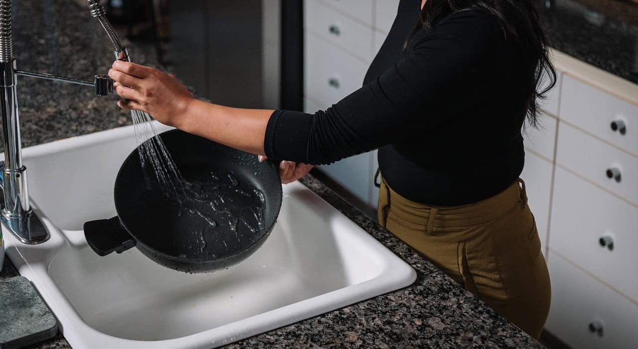 وضع المقلاة الساخنة بعد الطبخ مباشرة تحت الماء