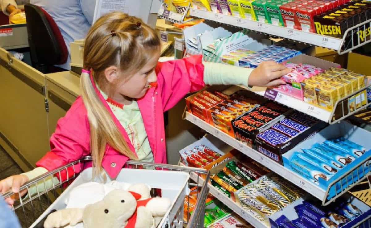 المنتجات المعروضة في مناطق الخروج من السوبر ماركت تؤثر على خيارات المستهلك