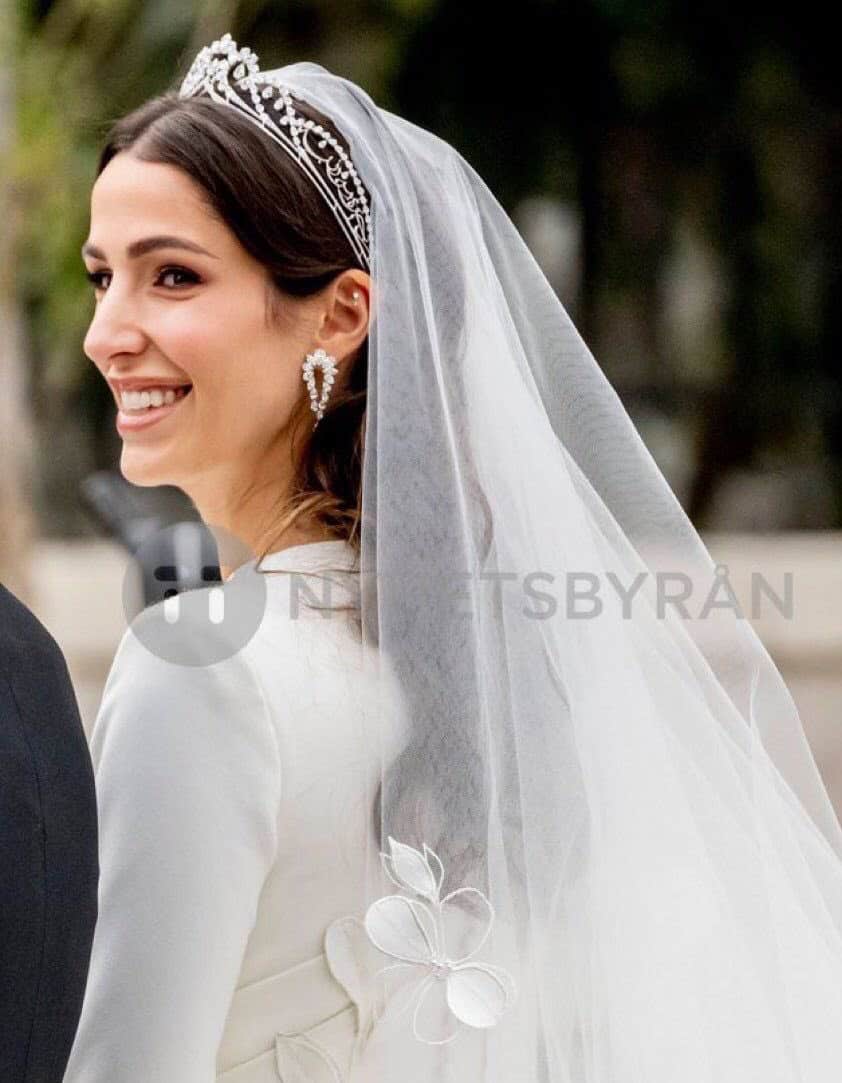 تاج العروس مكتوب عليه عبارة رجوة من الله