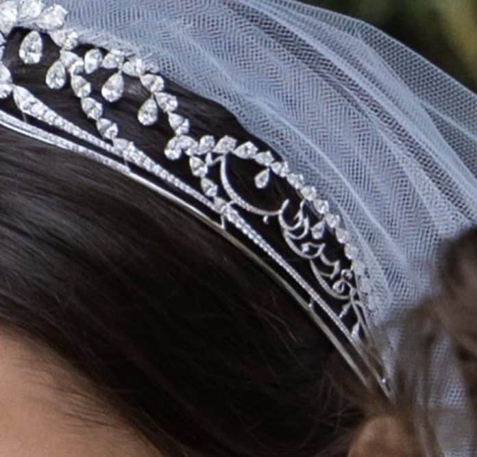 تاج رجوة مكتوب عليه "رجوة من الله"