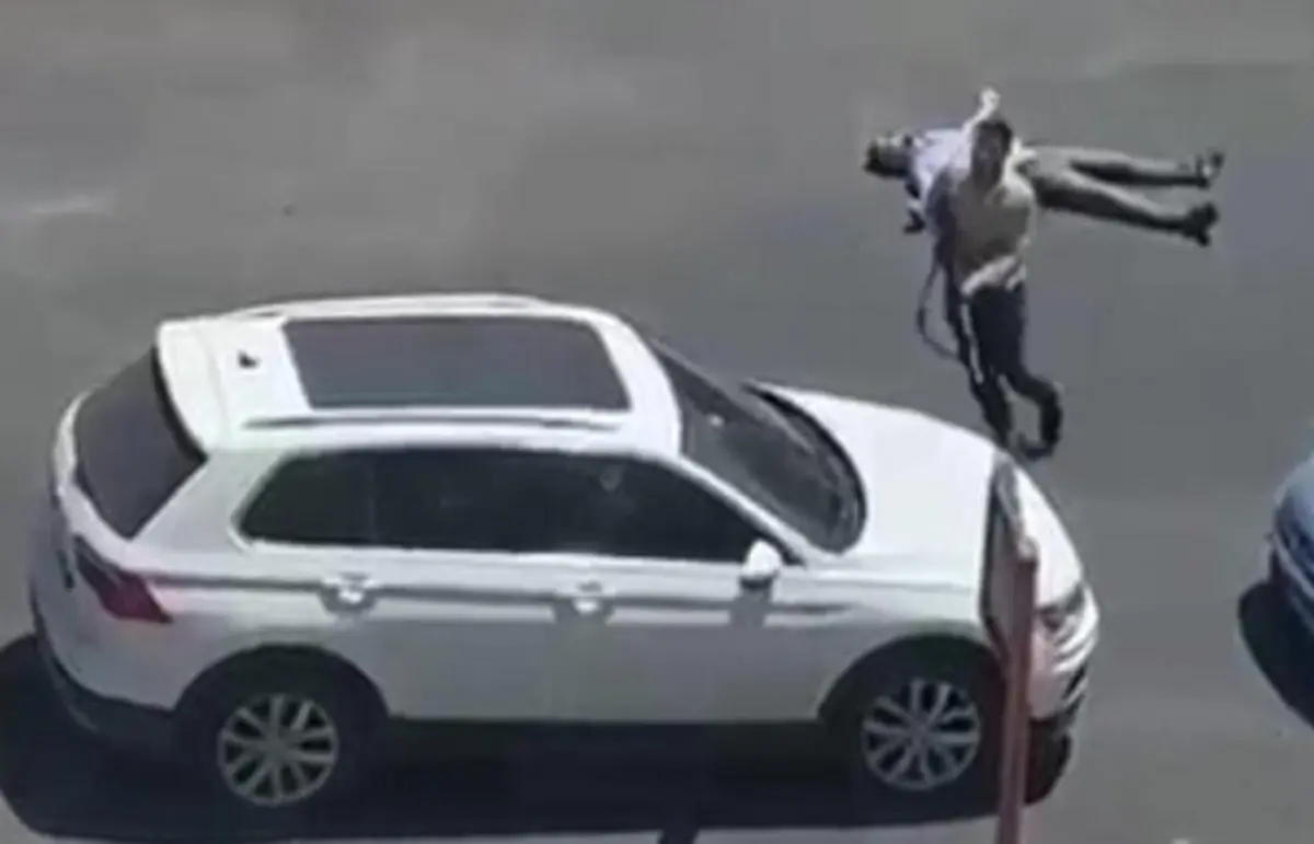 مشهد مرعب..تركي يقتل طليقته ووالدها ببندقية صيد وسط الشارع من المسافة صفر! (شاهد) تركي يقتل طليقته ووالدها