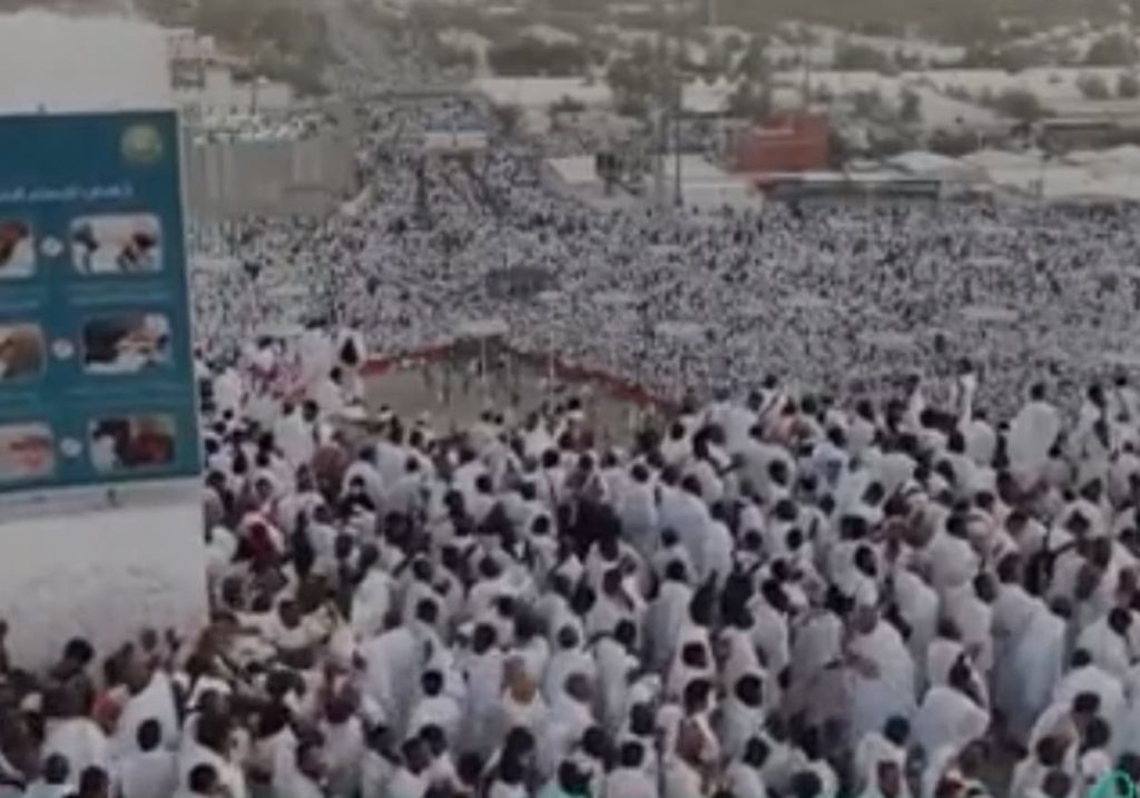 "لبيك اللهم لبيك" فيديو جبل عرفات يكتسي بالأبيض ونداء 2.5 مليون حاج يعانق السماء