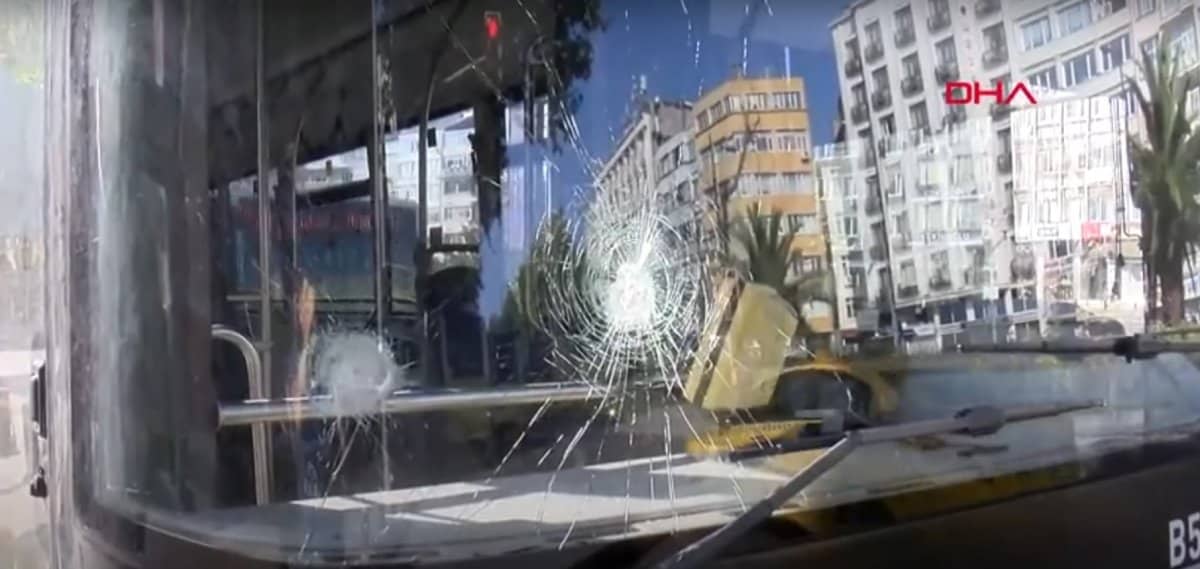 عراكٌ بين سائقين في إسطنبول يُسفر عن اعتداء بفأس بعد حادث تصادم حافلتين حادث تصادم بين حافلتين