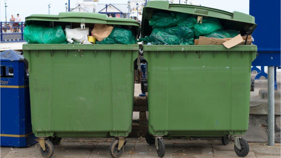 تبين من التحقيقات ان الزوج وزع جثة زوجته على حاويات قمامة في مناطق متفرقة