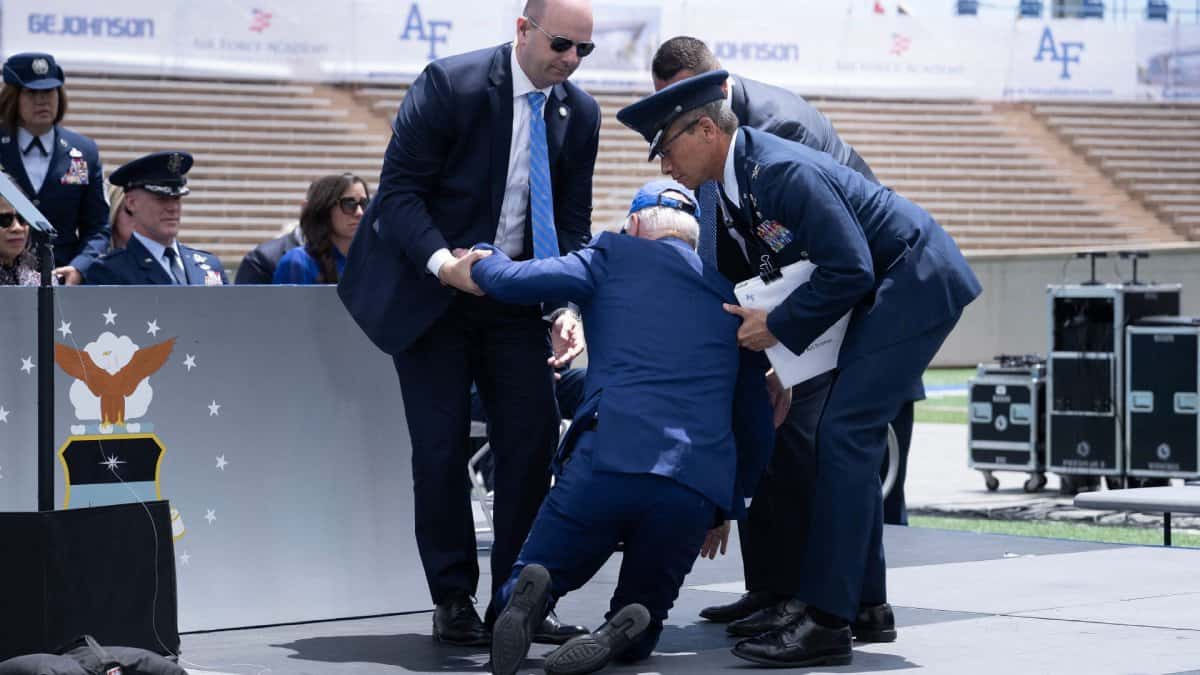 شاهد كيس الرمل الذي أسقط بايدن بعنف وأحرجه أمام الجميع سقوط بايدن watanserb.com