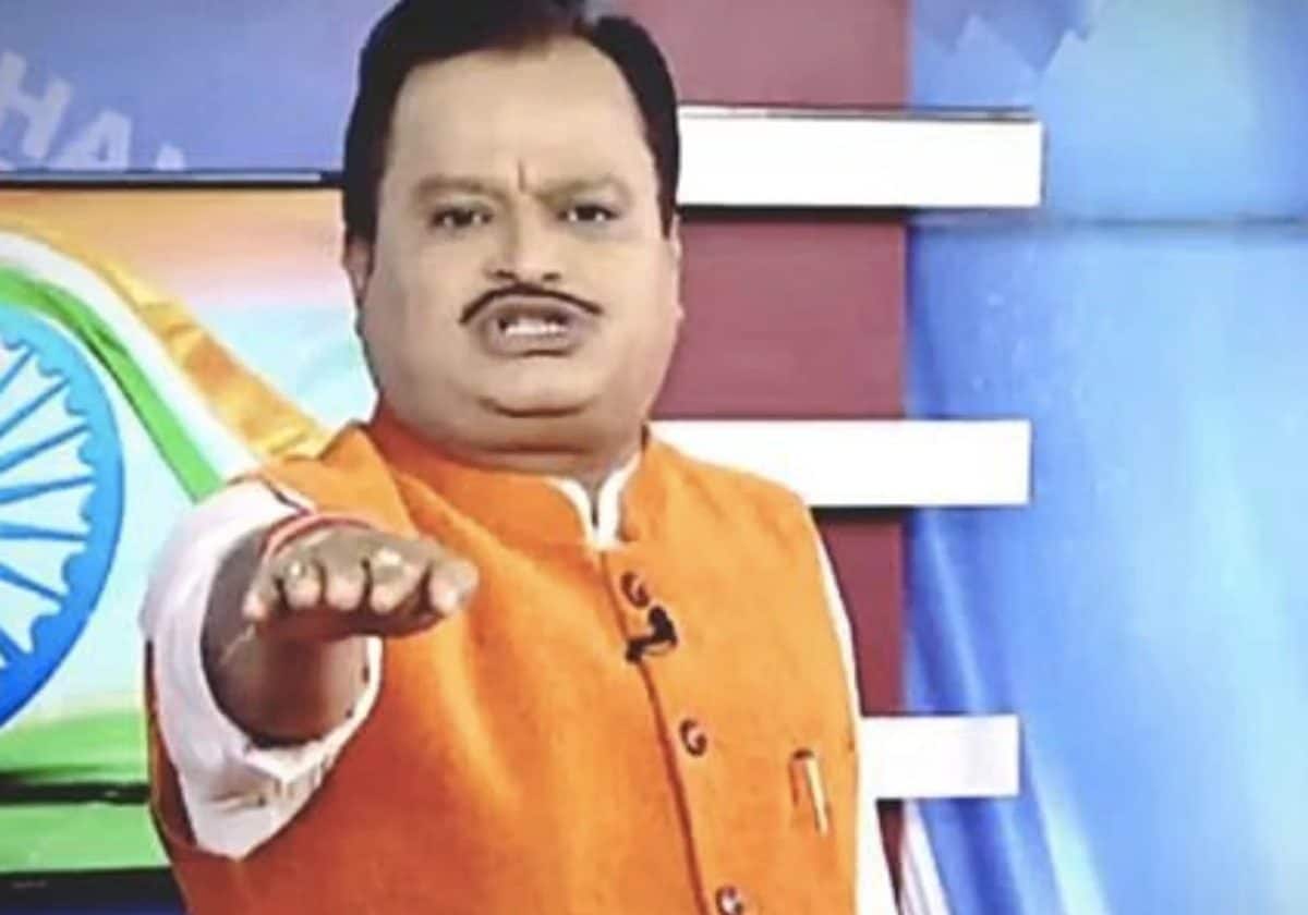 زعيم هندوسي يعرض مكافأة مالية لكل شاب يختطف مسلمة ويتزوجها ويغير دينها (شاهد) زعيم هندوسي يعرض مكافئة مالية لكل شاب يختطف مسلمة ويتزوجها ويغير دينها (شاهد)