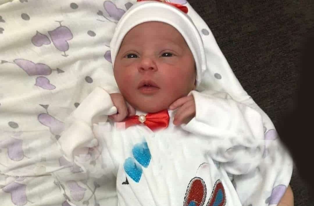 طفلة امام دار ايتام في مصر