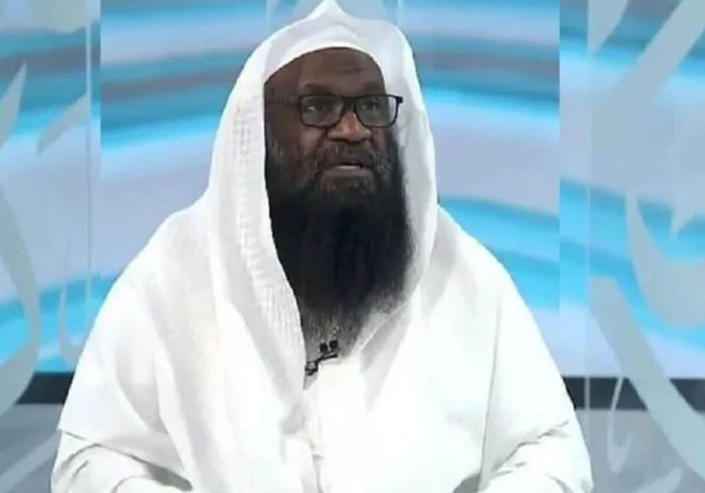 إمام الحرم السابق يعرض خصومات على العطور ويعرض ردود فعل غاضبة من المتابعين إمام الحرم المكي السابق عادل الكلباني