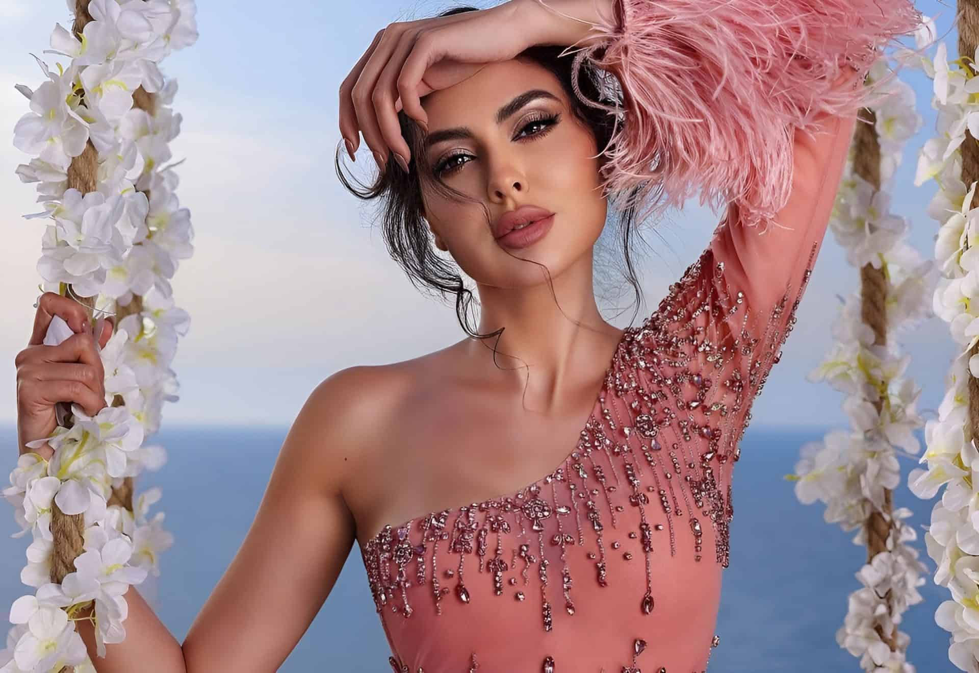 مريم حسين تروج لعطرها بإيحاء جنسي صريح