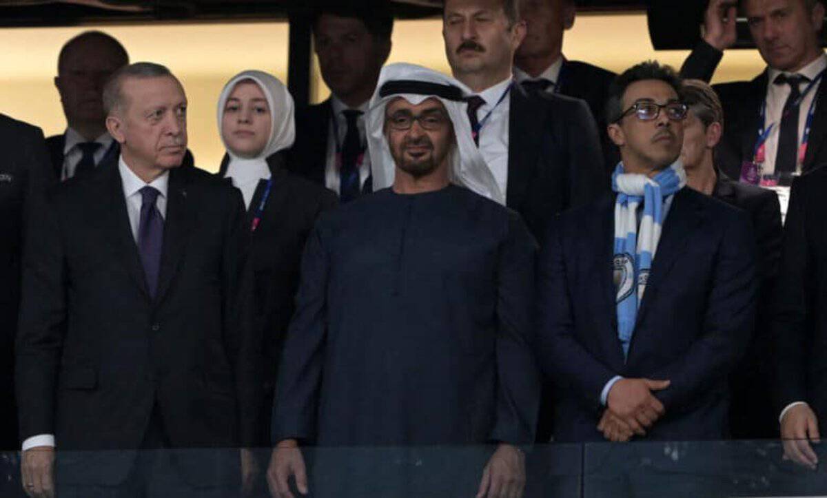 فيديو من المدرجات.. محمد بن زايد ينحني لمتابعة نهائي مان سيتي وإنتر ميلان محمد بن زايد