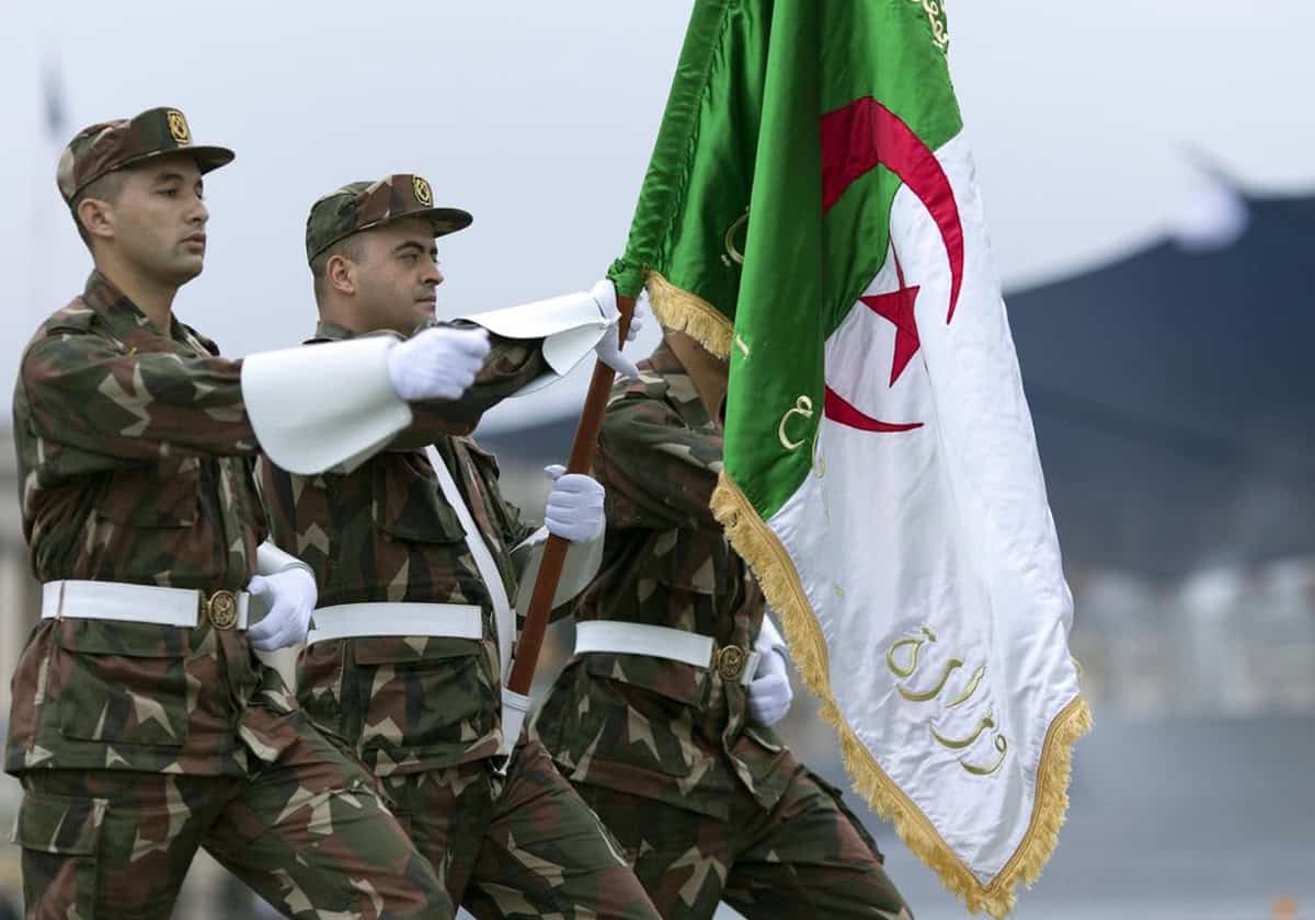 هجوم على قاعدة للجيش الجزائري ومقتل 16 جنديا واختطاف آخرين.. ما حقيقته؟ هجوم على قاعدة للجيش الجزائري ومقتل 16 جنديا واختطاف آخرين.. ما حقيقته؟