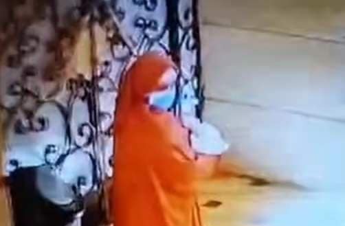 وضع طفلة امام دار ايتام