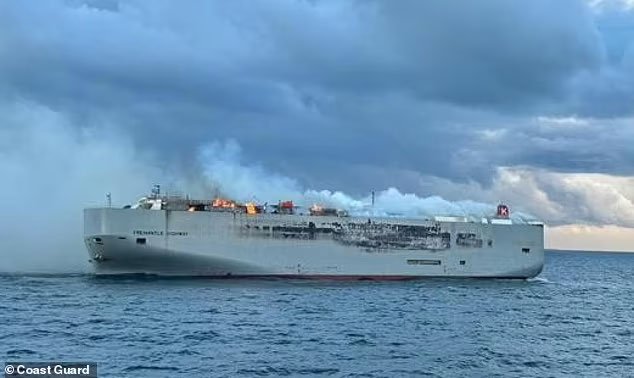 آلاف السيارات الفاخرة تحترق على متن سفينة