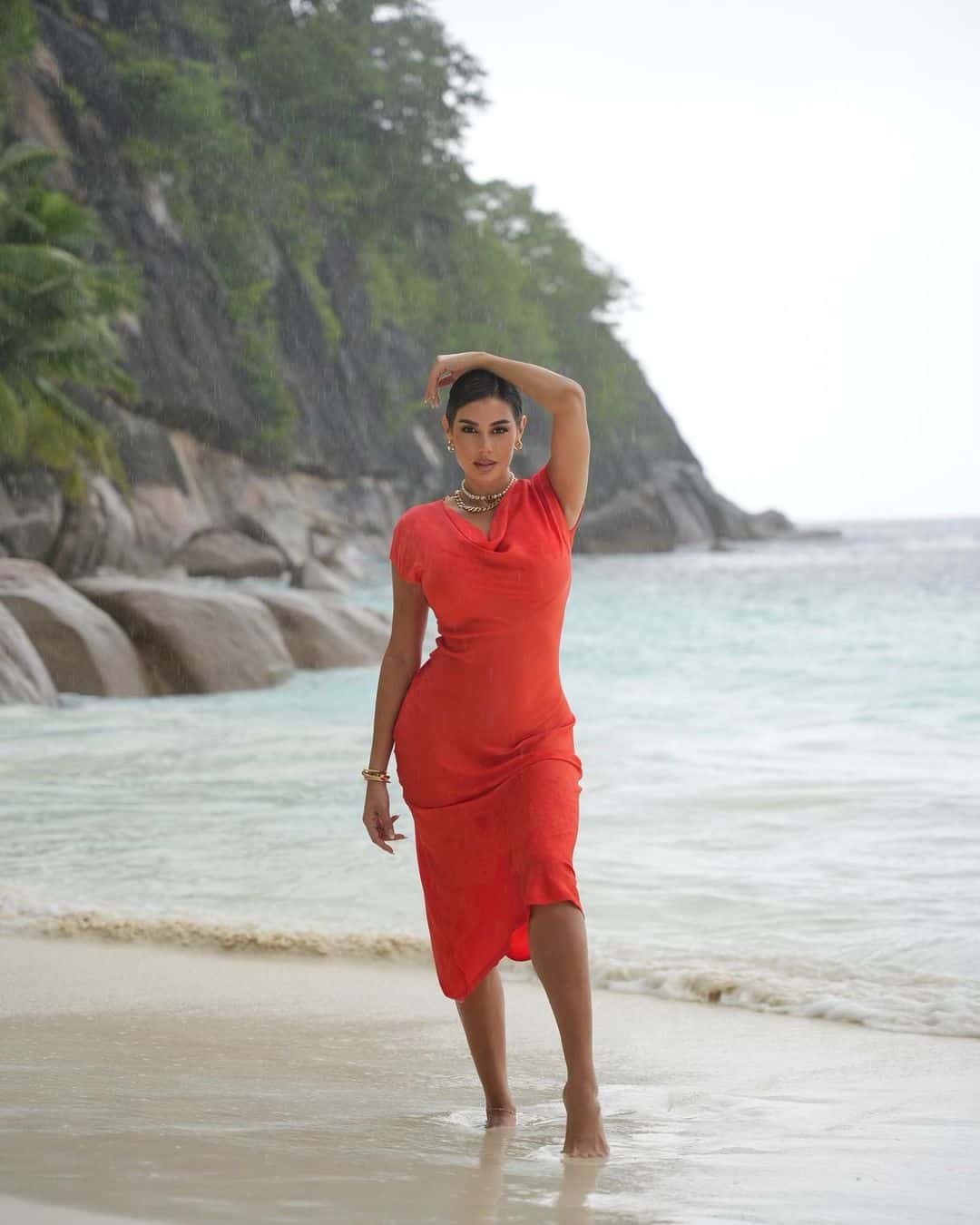 ياسمين صبري على الشاطئ