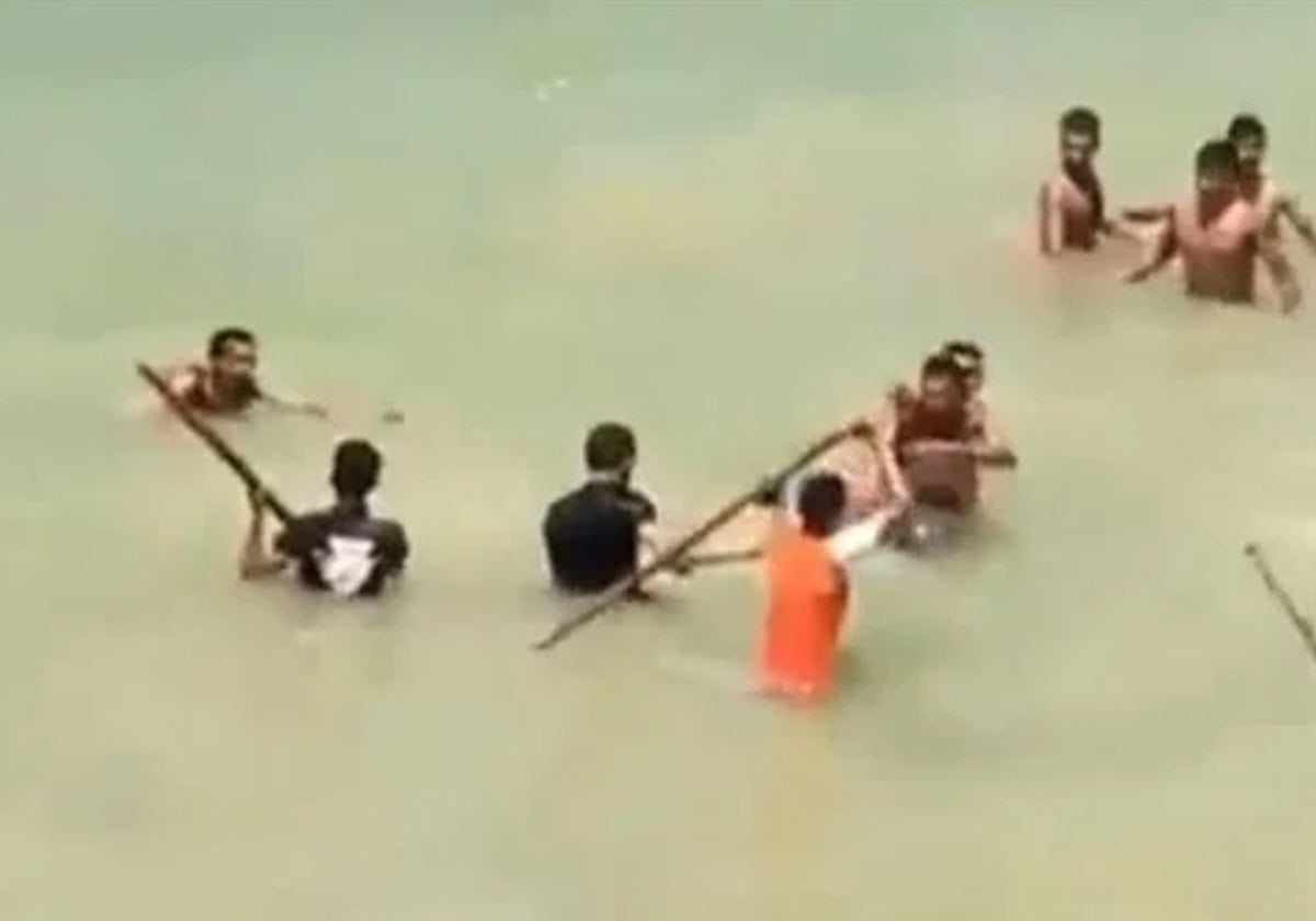 معاكسة بنات على شاطئ مصري