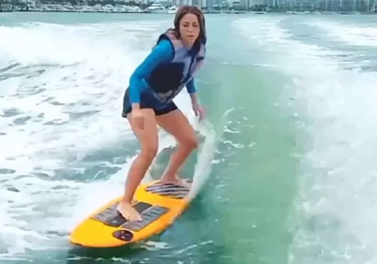 شاكيرا في موقف مخيف بعد سقوطها في المياه أثناء التزلج