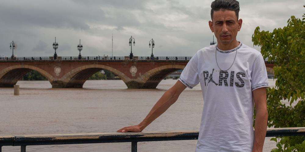 فاتح سطيحي شاب جزائري تمكن من إنقاذ فتاة فرنسية رمت بنفسها في نهر "غارون"