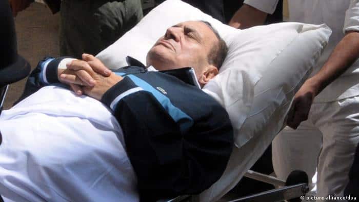 حسني مبارك بين السجن والمستشفى