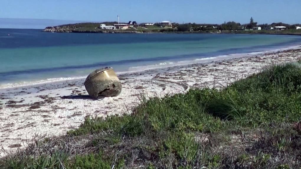 جسم معدني غامض جرفته المياه إلى شاطئ في استراليا