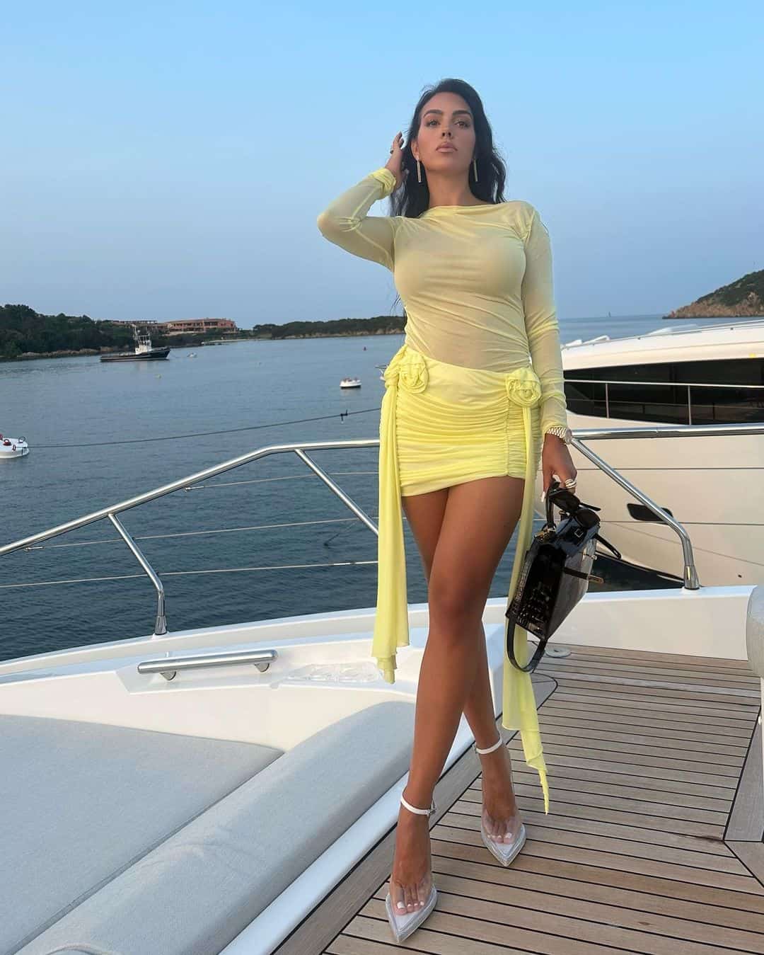 جورجينا رودريغيز بفستان شفاف