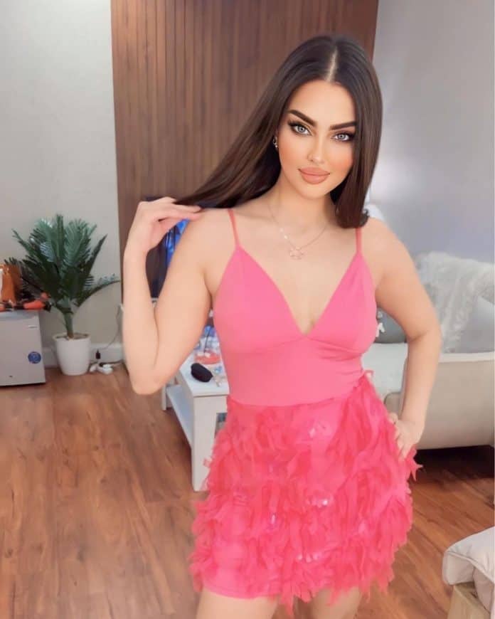 رومي القحطاني مع شقيقاتها بفساتين