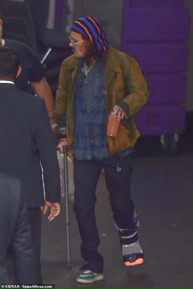 شوهد جوني ديب وهو يرتدي حذاءً طبيًا ويمشي بمساعدة عكازين يوم الأربعاء