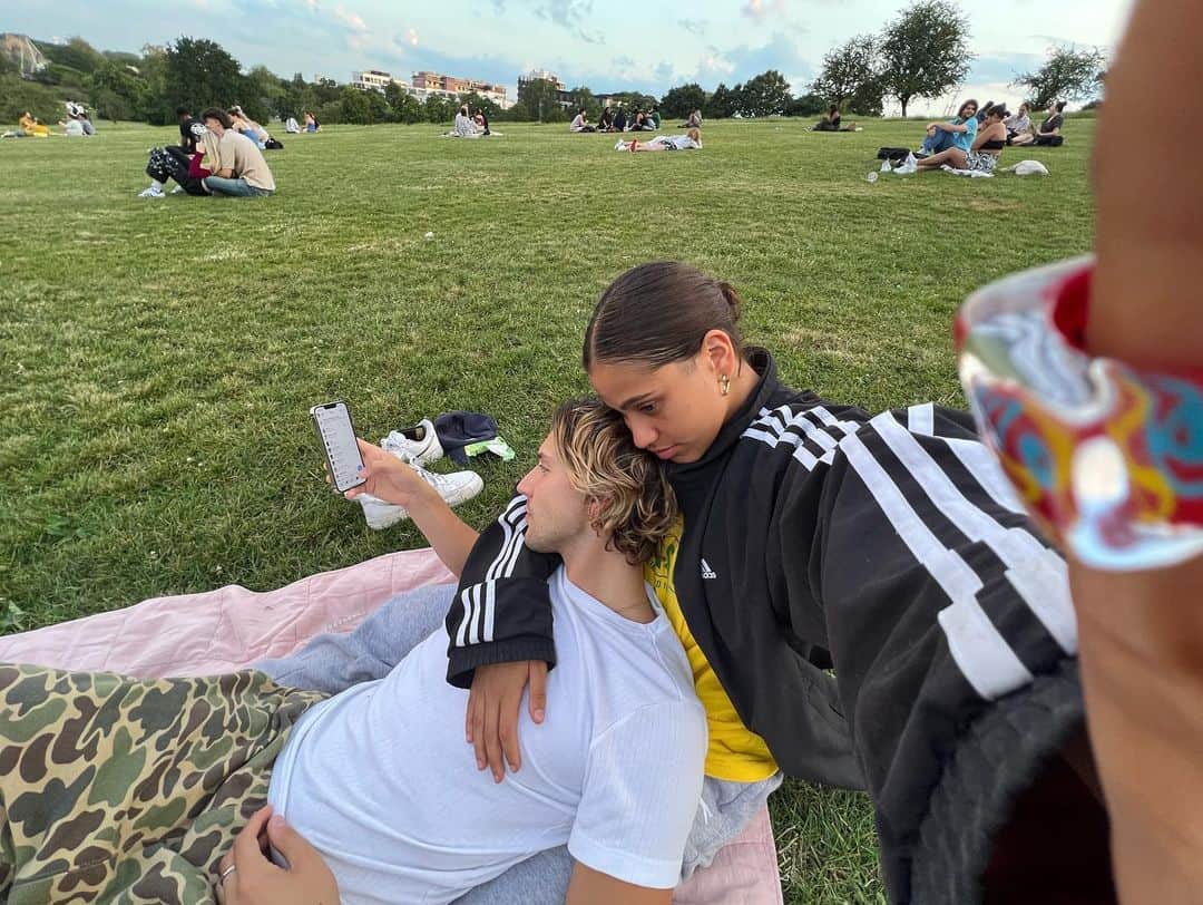 ظهرت جنا عمرو دياب وهي تحتضن صديقها