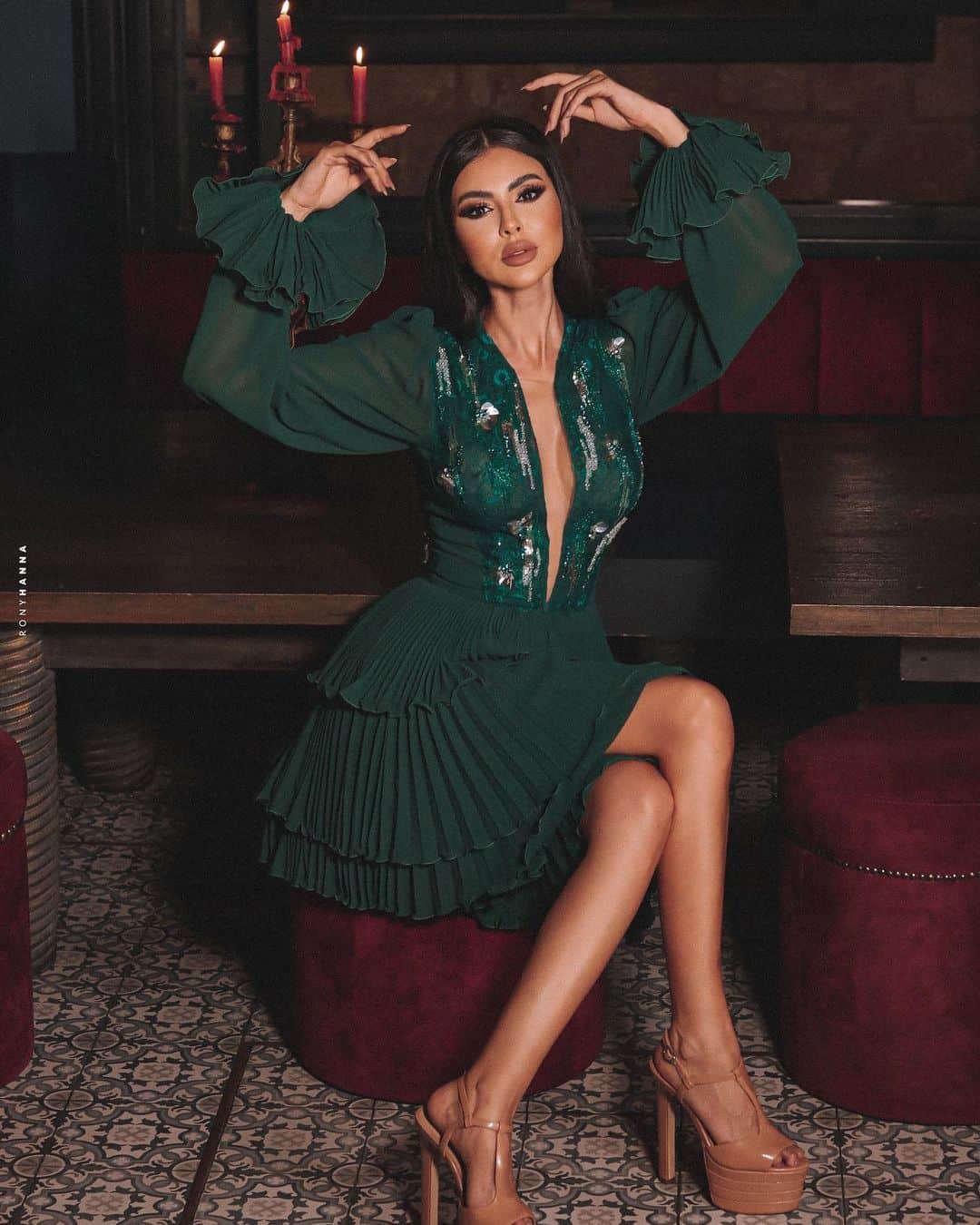 فستان مريم حسين مفتوح من الصدر حتى السرة