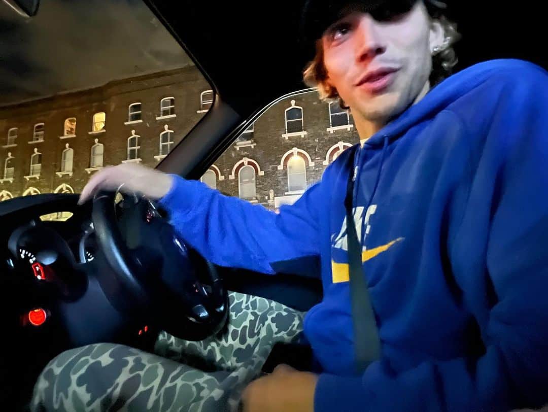 صديق جنا عمرو دياب