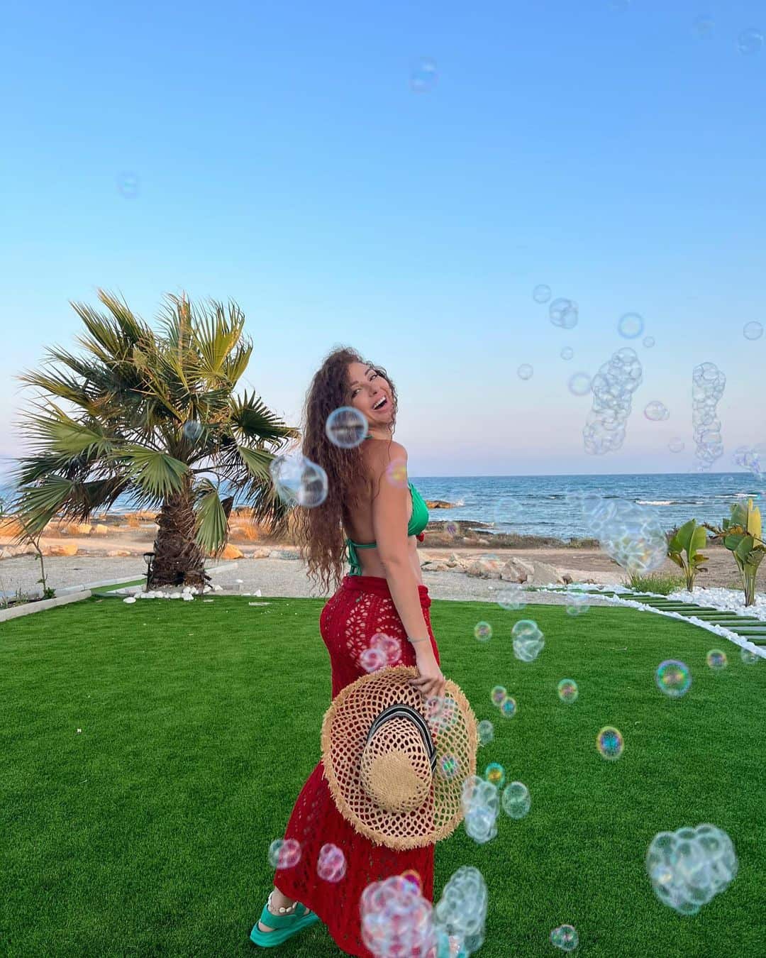 ميريام فارس بوضع جانبي مستديرة بوجهها نحو الكاميرا بضحكة كبيرة تعبيرا عن سعادتها